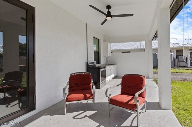 Building Photo - 2740 35th Ave NE