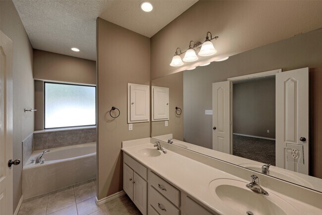 Building Photo - 12460 Lyra Dr
