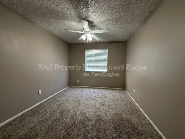 Building Photo - 815 E Grovers Ave