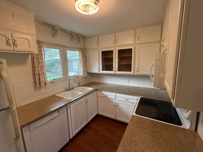 Building Photo - 7 Maple Ln