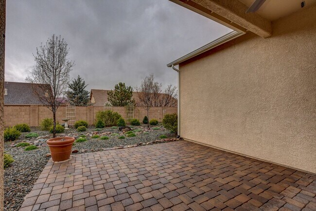 Building Photo - Beautiful 2 Bedroom with Den in Quailwood!