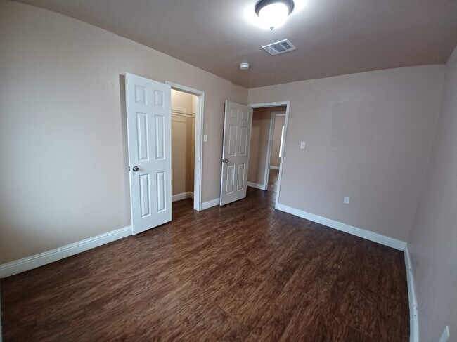 Building Photo - 5106 Dumore Dr