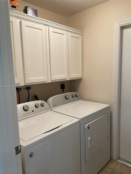 Building Photo - 4192 Laurel Ridge Cir