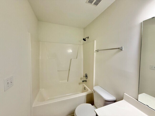 Building Photo - Newly Remodeled 3BD, 3BA Raleigh Townhome ...