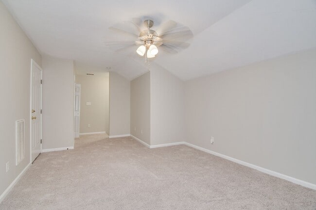 Building Photo - 3 Bedroom 2 Bath Townhouse With Garage