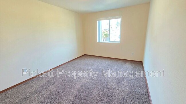 Building Photo - 6710 Takota Pl NE
