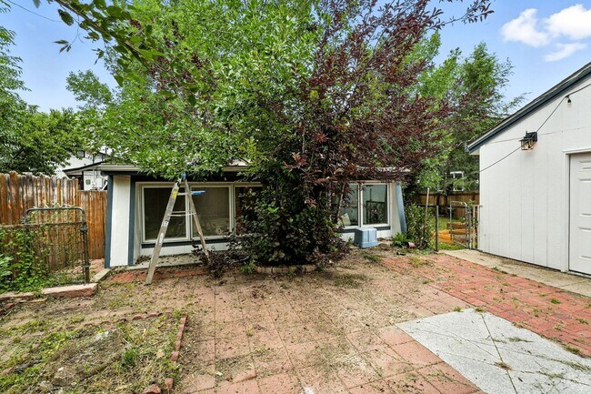 Building Photo - Old Town Lafayette Location! 4 bedrooms! Huge garage!