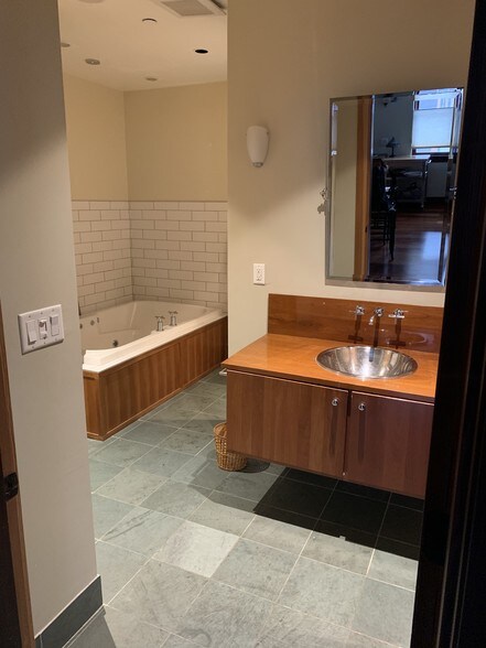 View of the bathroom - 191 S Winooski Ave