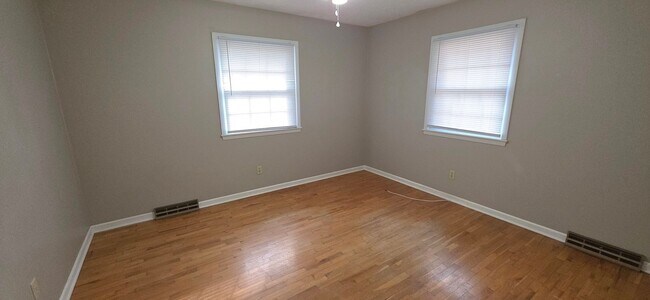 Building Photo - Beautiful 3 Bedroom Ranch in the Kickapoo School District! $1495