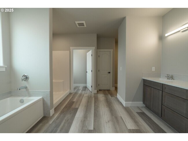Building Photo - Stunning South Hill Home in Umatilla!!