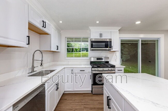 Building Photo - 722 Castro Ln