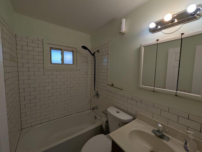 Building Photo - Glen Garry Goregeous - Section 8 Friendly!