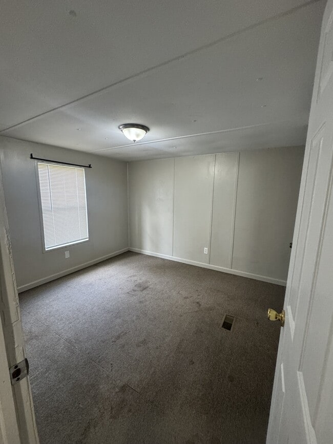 Building Photo - 211 Victoria Cir
