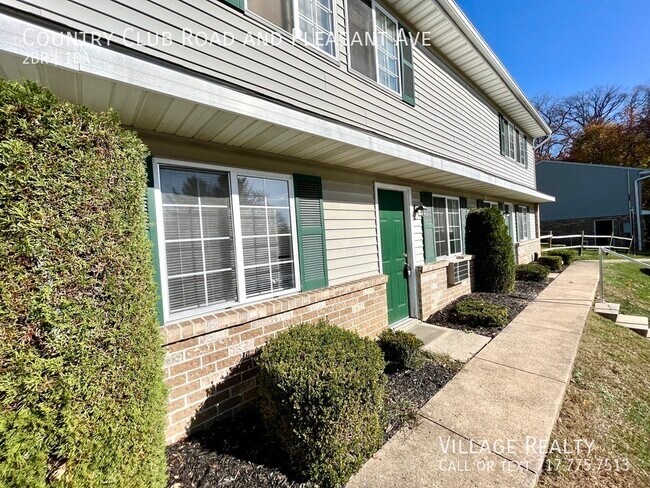 Building Photo - 605 Country Club Rd