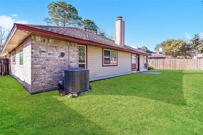 Building Photo - 8610 Greenleaf Lake Dr