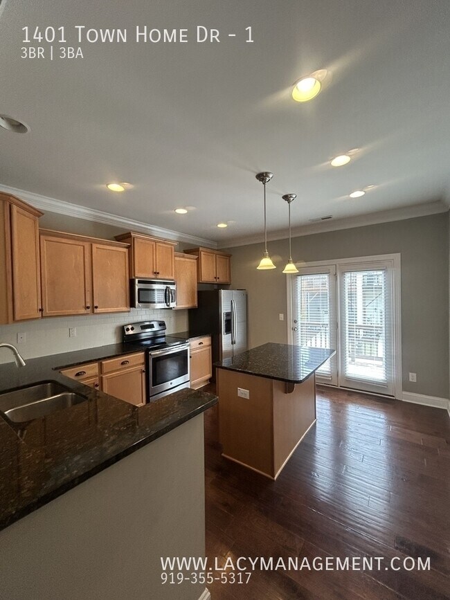 Building Photo - 1401 Town Home Dr