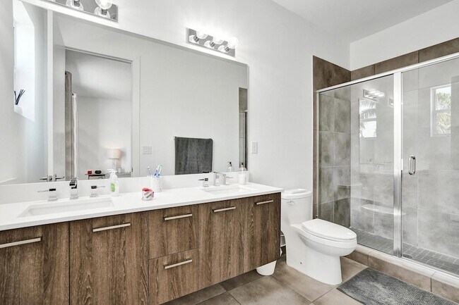 Building Photo - 480 NE 35th Ct