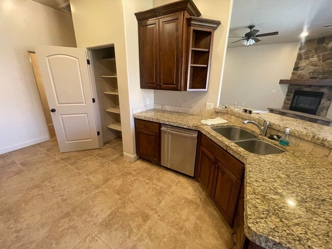 Building Photo - Great home and Pet Friendly!!  ADA tub/shower