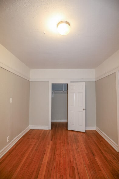 Building Photo - 7453 N Greenview Ave