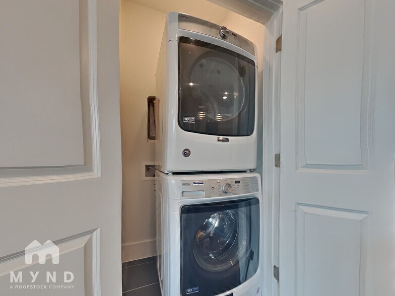 Building Photo - 2401 Crawford St