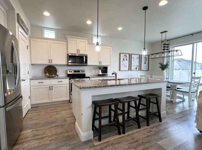 Building Photo - Welcome to this charming 3 bed 2.5 bath home just off Deer Flat and Linder Rd.