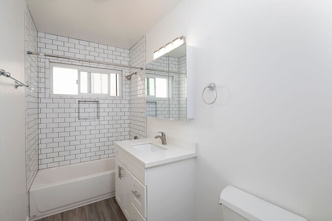 Building Photo - Large 2 Bed/1 Bath with Lots of Character - Great Location!