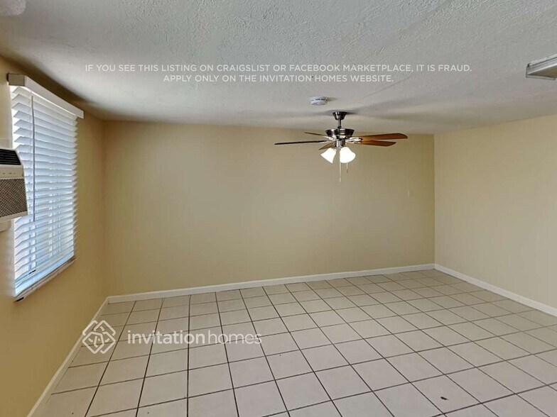 Building Photo - 2323 E Mitchell Dr