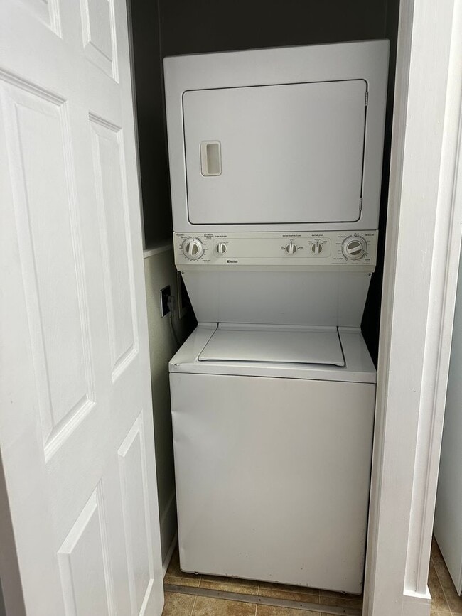 Building Photo - 402 S Cameron St