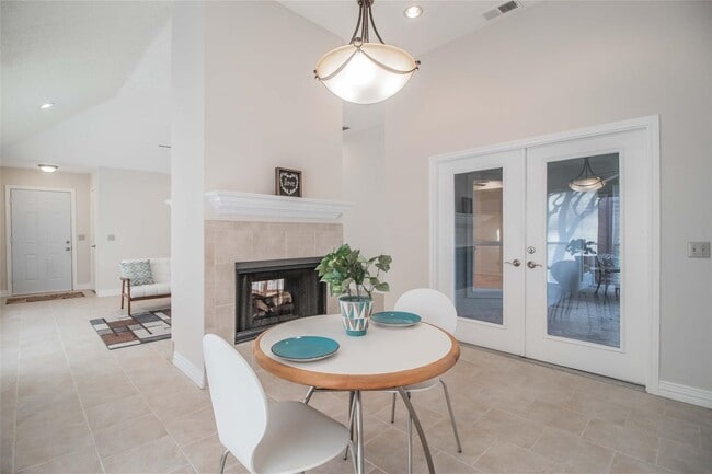 Building Photo - White Rock Highlands  4 bedrooms, 2.5 baths