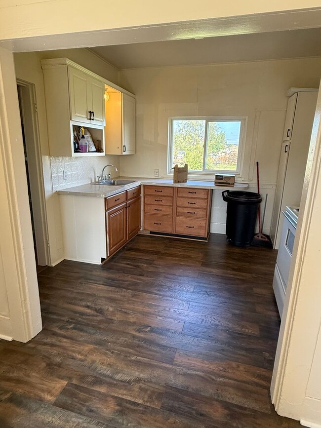 Building Photo - 3bd 1 1/2 ba