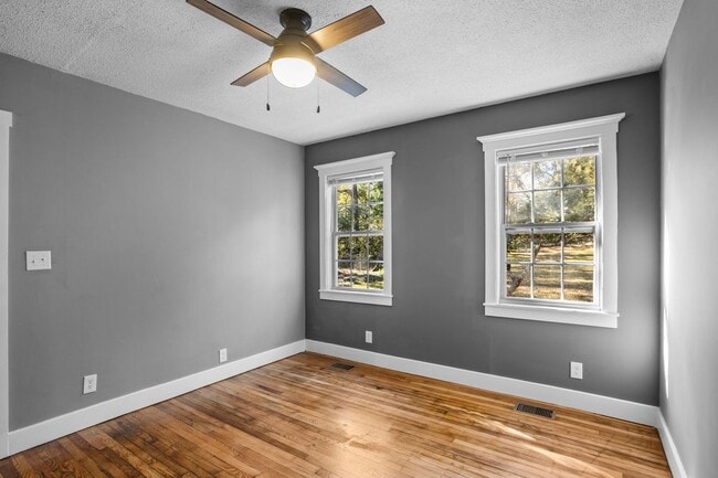 Building Photo - 1 Bedroom 1 Bath Duplex in the Heart of Auburn