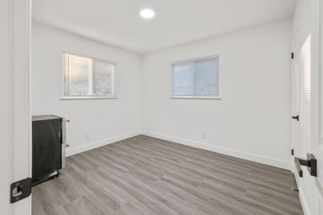 Building Photo - 1406 W Roosevelt Ave