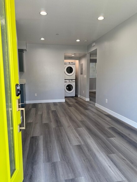 Building Photo - 1346 E Vernon Ave