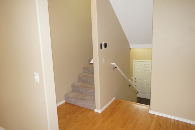 Building Photo - Spectacular NW Portland 3 bedroom Townhouse
