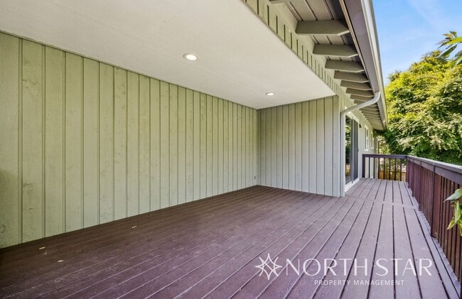 Building Photo - Beautiful Lake Oswego Ranch Home in Red Fo...