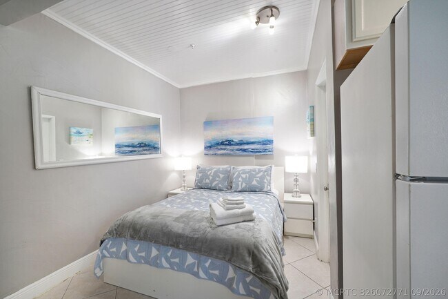 Building Photo - 3710 Collins Ave