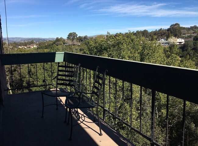 Building Photo - Large 3 bedroom, 2 bathroom condo with ama...
