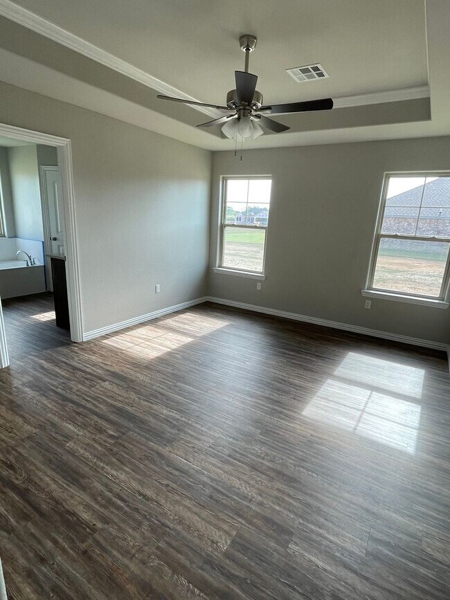 Building Photo - Beautiful 3 bedroom 2 Bath Home Close to Lake Durant