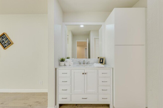 Building Photo - 8888 Tallwood Dr