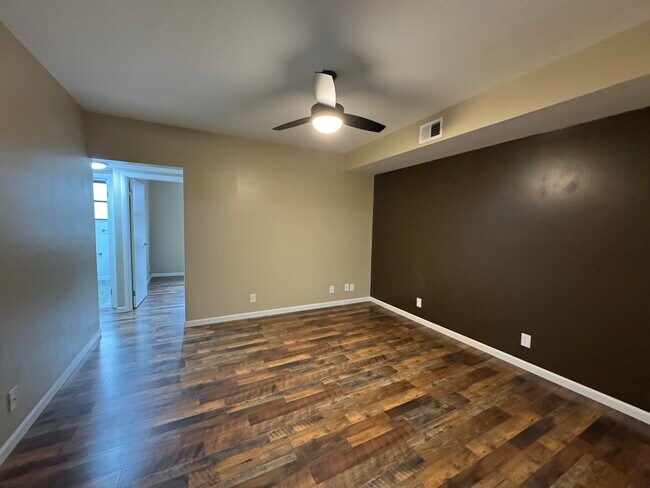 Building Photo - 2905 Glenmore Ave