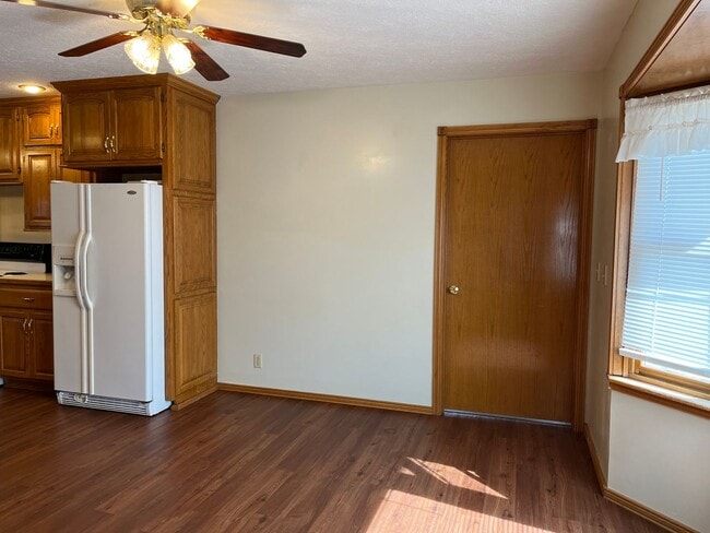 Building Photo - Country living at a great Price.