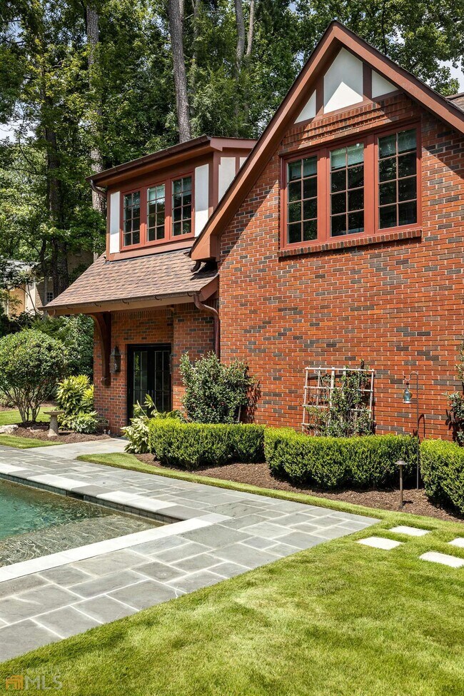 Building Photo - 3312 W Shadowlawn Ave NE