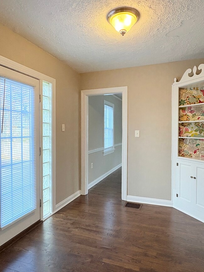 Building Photo - 707 Edgewood St