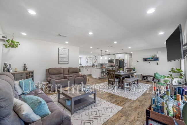 Building Photo - 708 Marcia Cir