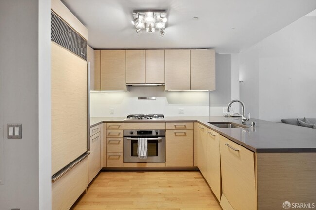 Building Photo - 301 Mission St