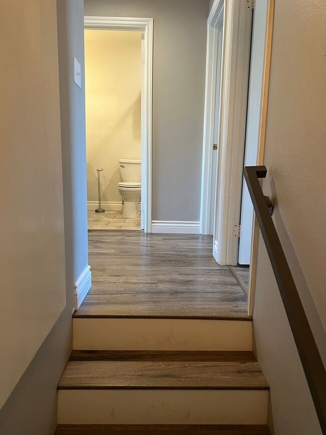 Building Photo - Updated Townhome in Ventura