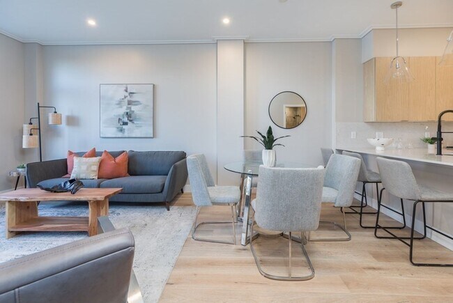 Building Photo - 1 bedroom den for 9/1 with garage parking!