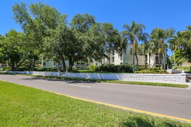 Building Photo - 3325 Bayshore Blvd