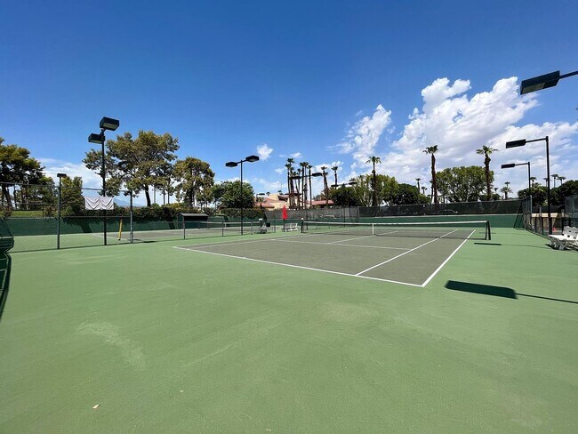 Building Photo - 41539 Woodhaven Dr W