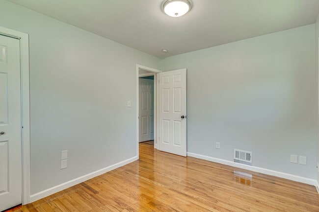 Building Photo - Charming 3+ BR single family home available now